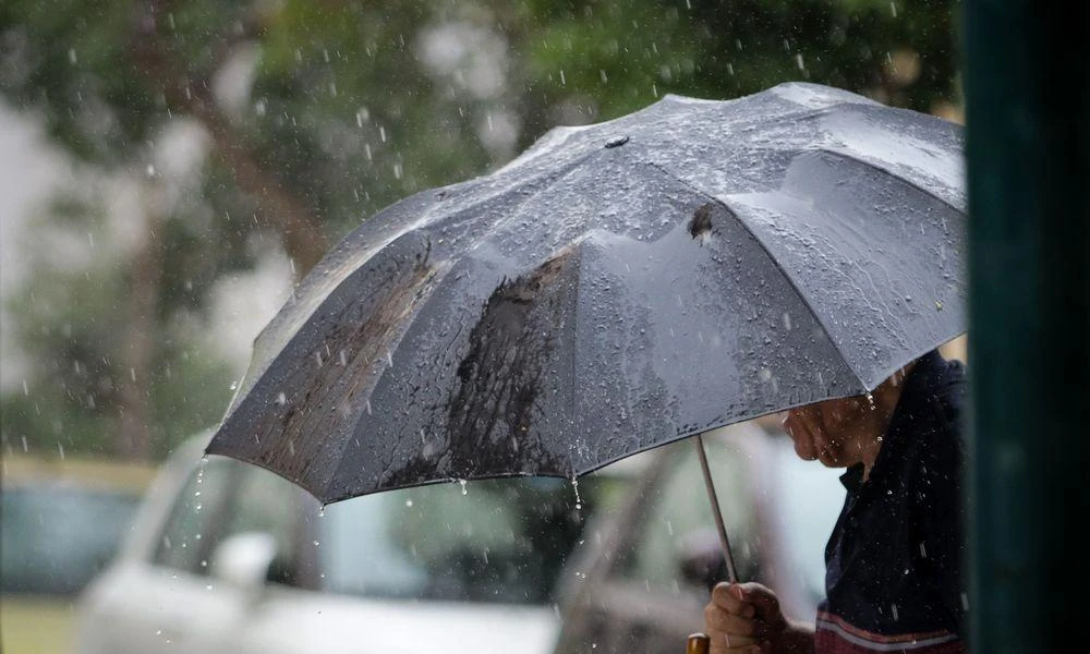 Καιρός: Χιόνια στα ορεινά και μεταφορά αφρικανικής σκόνης στα νότια αύριο